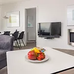 דירה 6 Person In *